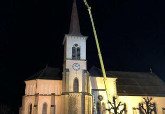 Der Blitz schlägt in die Kirche von St-Martin ein ©