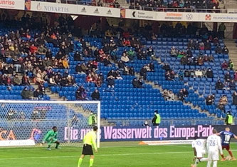 Cabral trifft mit seinem Elfmeter gegen Lausanne nur den Aluminiumbalken. Der FC Basel muss sich mit einem 1:1 begnügen.