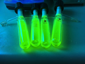 Nicht nur beim Anlegen von Strom, sondern auch unter UV-Licht leuchtet CuPCP intensiv grün. (Foto: Universität Bremen/Matthias Vogt)