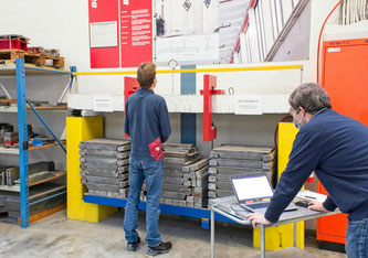 Die Empa-Ingenieure Christoph Czaderski (rechts) und Robert Widmann vermessen den Betonträger 50 Jahre nach Beginn des Versuchs. Bild: Empa