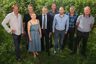 Die Gewinner des Berner Wein des Jahres 2019 (v.l.): Adrian Klötzli, Remo Giauque, Anne-Claire Schott, Regierungspräsident Christoph Ammann, Gabriel Andrey, Silvan Andrey, Fredi Marolf, Simon Krebs. (Foto: Marco Zanoni)