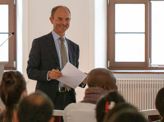 Prof. Dr. Michael Nippa ist Professor für Strategische Führung und Internationales Management an der Freien Universität Bozen-Bolzano in Südtirol / Italien