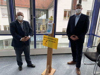 Bürgermeister Scholz (links im Bild) und Roland Zitzmann mit freundlichen Hinweis zur Einhaltung der „AHA-Regel“: Abstand halten – Hygieneregeln beachten – Atemmaske und: wenn möglich bitte so gut lüften wie im Sitzungssaal des Sersheimer Rathauses