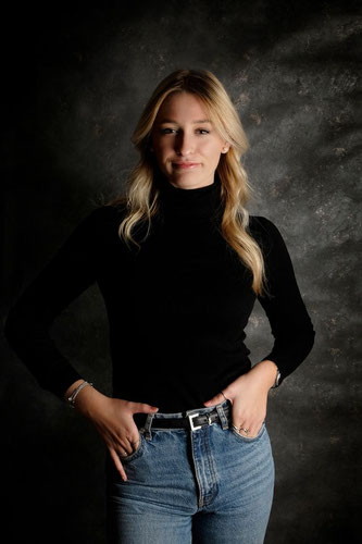 „Professionelles Porträt einer jungen Frau im Fotostudio Photo Bergmeister in Stuttgart-Ost“