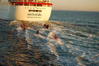 Wasserski hinterm Kreuzfahrtschiff