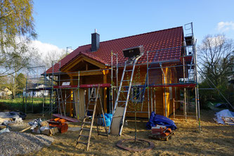 Die Straßenseite ist schon fertig eingedeckt. Der Süden wird dann morgen abgeschlossen. YEAH