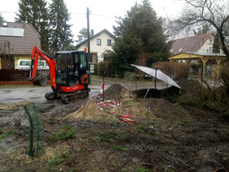 Hausstromanschluss wird erstellt. Ein großer Spaß war es nicht: Dauerregen und Wind!