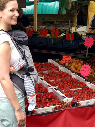 Wochenmarkt Mama mit Baby Erdbeeren