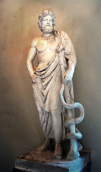 Bild: Von original file by Michael F. Mehnert - File:Asklepios - Statue Epidauros Museum, https://commons.wikimedia.org/w/index.php?curid=8718607