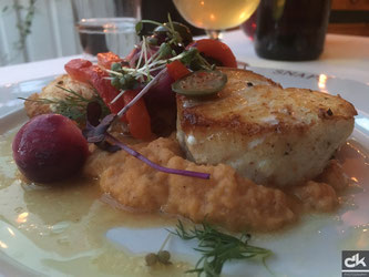 Langfisch auf Kartoffelstock, mit Gemüse garniert