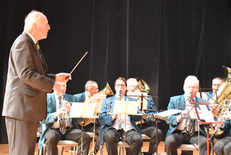 Dr. Erwin Vetter dirigiert "seine Bruchhausener" bei seinem 80. Geburtstag 2017 in der Stadthalle Ettlingen.