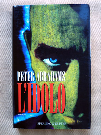 La copertina del libro di Peter Abrahams L'Idolo