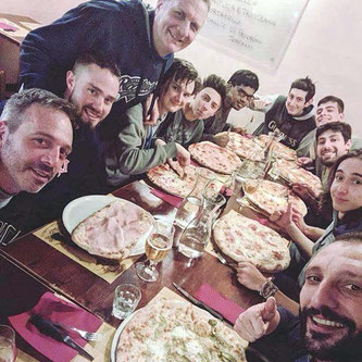 Selfie in pizzeria: da sinistra Flavio (coach degli Albisola Cubs), Sam (il nuovo allenatore Americano che mi sostituirà), io e i giocatori, Giacomo, Davide, Umesh, Alessio, Alessandro, Andrea, Marco e il mitico Presidente dei Rookies Livio Caponi