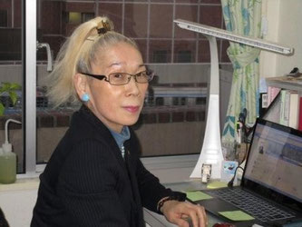 オフィスにて（メールなどでも相談を受ける山川さん）