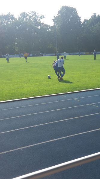 Marcel Landgraf (Nr. 9) zeigte ein starkes Match und schonte sich nicht im Zweikampf.