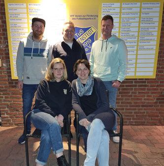 Stehend von links nach rechts: Sören Schlüter (Abteilungsleitung Tennis), Heiko Wisser (1. Vorsitzender), Matthias Behrens (Abteilungsleitung Tennis) Sitzend von links nach rechts: Mareike Behrens (2. Kassenprüferin), Jennifer Harder (Schriftführerin)