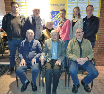 Stehend von links n. rechts: Sebastian Peters (25 Jahre), Michael Struck (50), Wiebke Wisser (50), Maike Neben (50), Bente Neben (25), Rainer Mrosek (50). Sitzend von links n. rechts: Johann Rönnau (65), Eckhard Knittler (70), Hans-Christian Rönnau (65)