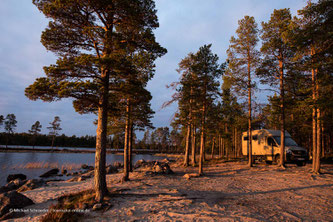 Wohnmobil parkt an eine See in Finnland/Lappland.