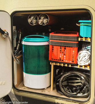 Campingwaschine im Stauraum unseres Wohnmobils