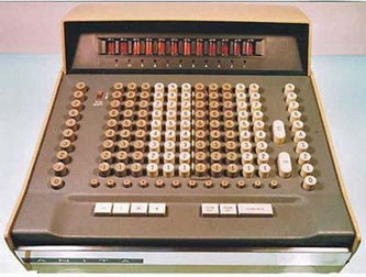 Première machine à calculer électronique Anita VII en 1961