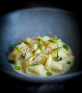 Gnocci, Teigtaschen, Erdäpfeltaschen, Erdäpfelgnocci, Erdäpfelteig, Spargel, Bärlauchöl, Bärlauchknospen, Fetasauce, Spargelsauce, weiße Sauce, vegetarisch