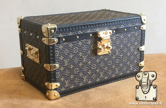 2020 Macassar mini trunk - R97479 This new small paperweight trunk is not a replica of an existing trunk.