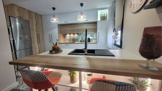 cocina puente, cocina blanca, cocina con peninsula, cocinas jaen, cocina torredelcampo, cocina casa, cocina madera y blanco, tirador negro, calacata oro, calacata gold, porcelanico, cocinas martos, cocinas jamilena, cocinas fuerte del rey
