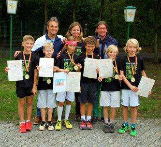 Bild von links: Bennet Goldbach, Luc Pomnitz, Hünfeld Jugendwart Peter Rippert, Kiano Litz, Betreuerin Sabine Hohmann, Cedric Hohmann, Hünfeld Trainer Damir Cicko Ficko, Max Becker, Ben Lennard Quell