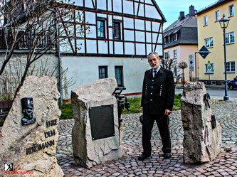 Siegfried Woidtke vor seinem Bergbaudenkmal in Zwönitz