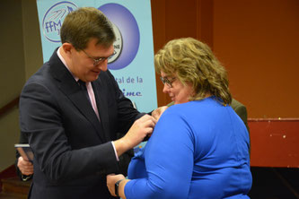 Clotilde Heuzé reçoit sa médaille d'argent des mains de Bastien Coriton, Maire de Rives en Seine et Conseiller Départemental du canton.