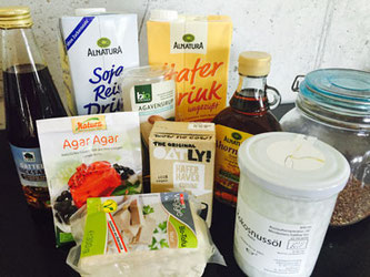 Datteldicksaft, Agavendicksaft, Ahornsirup, Kokosnussöl, Leinsamen und Agar Agar zum Backen, Tofu statt Fleisch und pflanzliche Drinks für Müsli und Kaffee