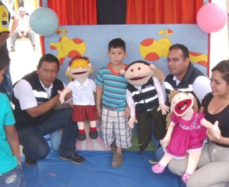 Títeres en una feria policial. Chone, Ecuador.