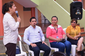 Representantes del Ministerio de Educación y del Municipio local, junto a profesores de la Unidad Educativa Eliécer Bravo Andrade. Chone, Ecuador.