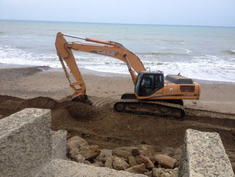 Reparación de un muro protector del perfil costero en una playa de Manabí, Ecuador. (Foto: MTOP)