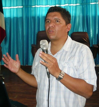 Esteban Castillo, funcionario de la Cinemateca de la CCE, durante su conferencia en la Uleam. El Carmen, Ecuador.