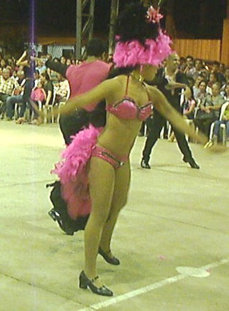 Angélica Cedeño, danzarina del grupo Manallet, durante su representación en la fiesta parroquial de San Antonio. Chone, Ecuador.