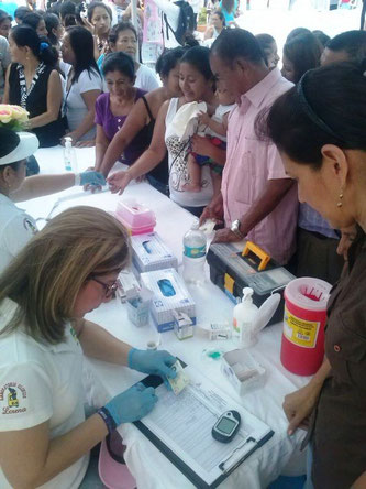 Atención médica ambulatoria del IESS en el Bajo de la Palma, durante una "casa abierta". Montecristi, Ecuador.