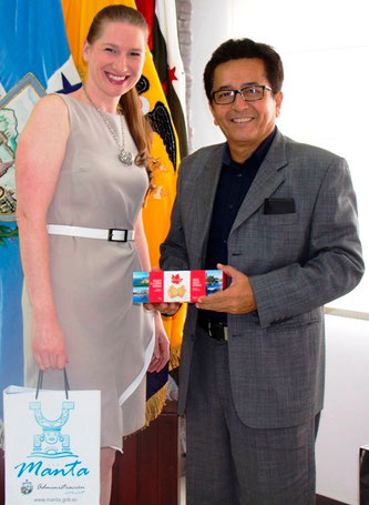 El alcalde Jorge Zambrano intercambia regalos con la consulesa de Canadá. Manta, Ecuador.