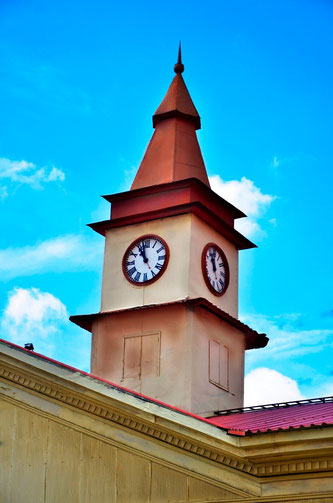 La torre del reloj público se levanta sobre la Casa Patrimonial Alfaro. Montecristi, Ecuador.