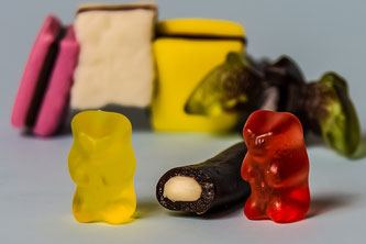 ©Apointy 橋本病・甲状腺機能低下症の方へ お菓子のグミも悪影響を与えることがあります。 写真はイメージ