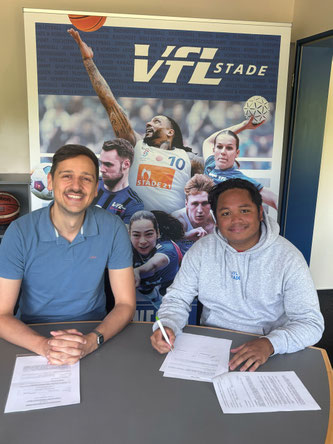 Abteilungsvorstand Justin Moradi (l.) und Trainer Arth Louis „Lucky“ Pañares bei der Vertragsunterzeichnung.