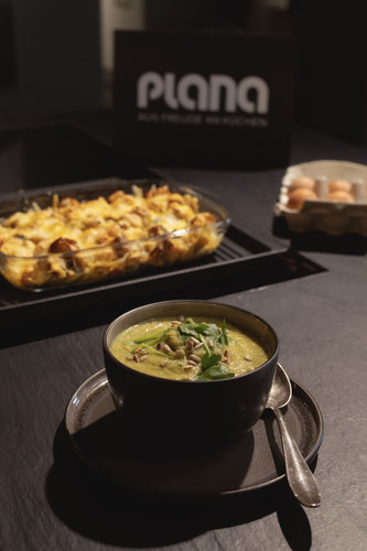 Brokkolistiel-Cremesuppe mit gerösteten Kernen