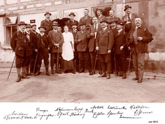 Der Initiator der Rodelbahn, der Gebirgsverein "Sächsische Schweiz Sektion Radeberg" mit einigen Honoratioren der Stadt, um 1913, an der "Böhmischen Mühle" Hinterdaubitz im Kirnitzschtal