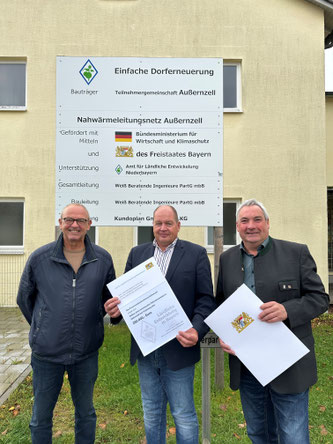 von links Geschäftsstellenleiter Hans Sonnleitner, Herrn Michael Kreiner Abteilungsleiter der Land- und Dorfentwicklung für die Landkreise Deggendorf, Freyung-Grafenau, Kelheim, Regen und Rottal-Inn, Bgm. Michael Klampfl