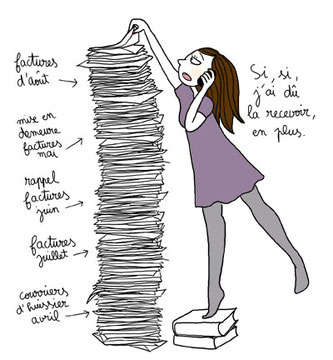 Femme qui cherche dans une pile de factures mensuelles