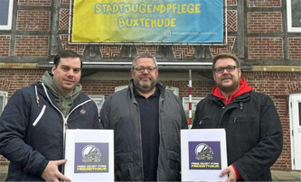 Streiten gemeinsam für den Erhalt des Freizeithauses: Lars Neuber, Ralf Dessel und Achim Biesenbach (von links). Foto: Hansestadt Buxtehude