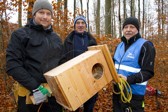 Eine neue Heimat für den Waldkauz installierten Mathias Störch, Rudolf Siebert und Klaus Benedick, Foto: Pulwey