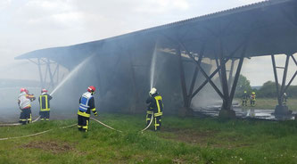 Löscharbeiten beim Feldscheunenbrand in Gossel am 22. Mai 2015