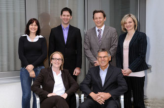 Reihe hinten: Office-Perle Birgit Eberhard, Newcomer Stefan Oberguggenberger Bakk., Österreich-Projektleiter Mag. Herwig Simoner, Beraterin Mag. Bettina Lippitz. Reihe vorne: Beraterin Mag. Sabine Stefitz, Kärnten-Projektleiter Reinhard Huber.