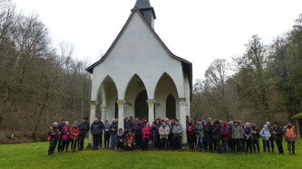 Les deux groupes devant la chapelle